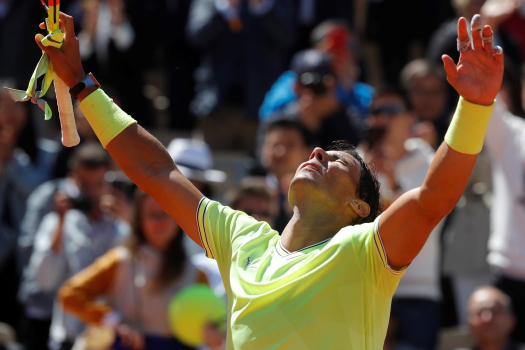 Rafael Nadal se raduje z vítězství na French Open.