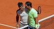 Rafael Nadal (vpravo) a Roger Federer (vlevo) po vzájemném utkání v loňském semifinále Roland Garros