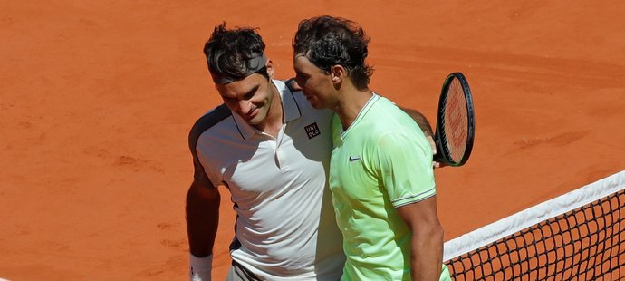 Rafael Nadal (vpravo) a Roger Federer (vlevo) po vzájemném utkání v semifinále Roland Garros