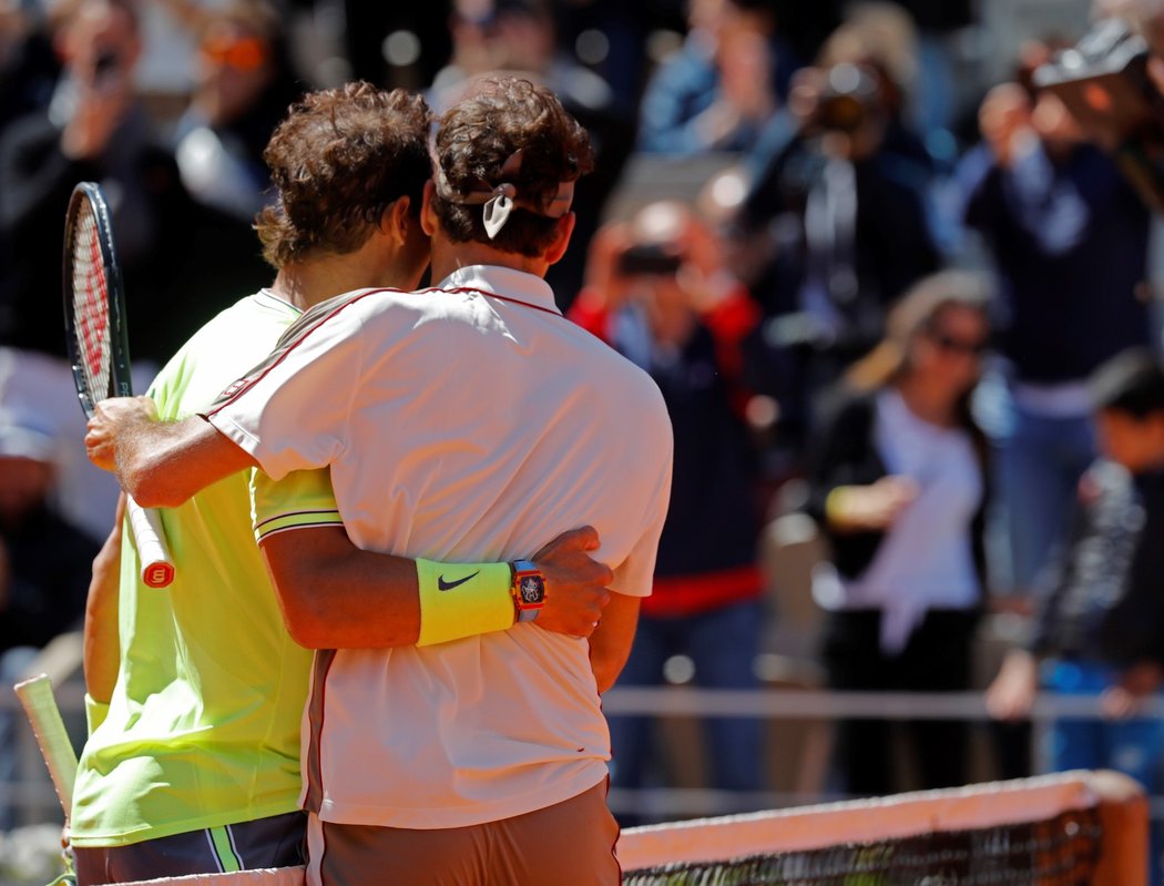 Rafael Nadal (vlevo) a Roger Federer (vpravo) po vzájemném utkání v semifinále Roland Garros