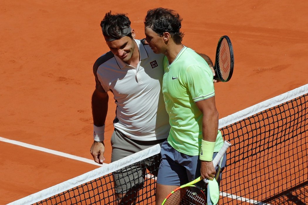 Rafael Nadal (vpravo) a Roger Federer (vlevo) po vzájemném utkání v loňském semifinále Roland Garros