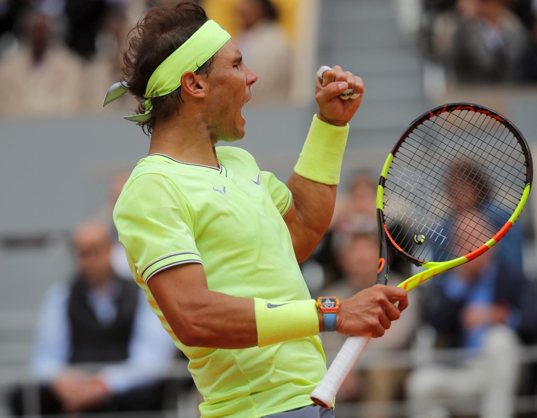 Rafael Nadal se raduje z vítězství nad Rogerem Federerem v semifinále Roland Garros