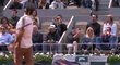 Frustrovaný Roger Federer napálil v semifinále s Rafaelem Nadalem míček vysoko do tribun, fanoušci v prvních řadách se ale pořádně vyděsili...