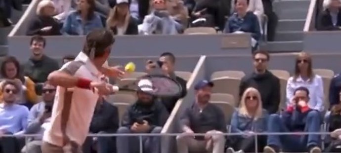 Frustrovaný Roger Federer napálil v semifinále s Rafaelem Nadalem míček vysoko do tribun, fanoušci v prvních řadách se ale pořádně vyděsili...