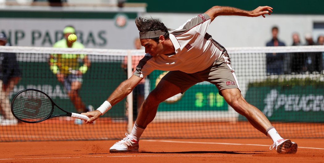 Roger Federer během semifinále Roland Garros