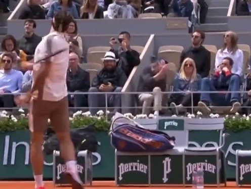 Frustrovaný Roger Federer napálil v semifinále s Rafaelem Nadalem míček vysoko do tribun, fanoušci v prvních řadách se ale pořádně vyděsili...