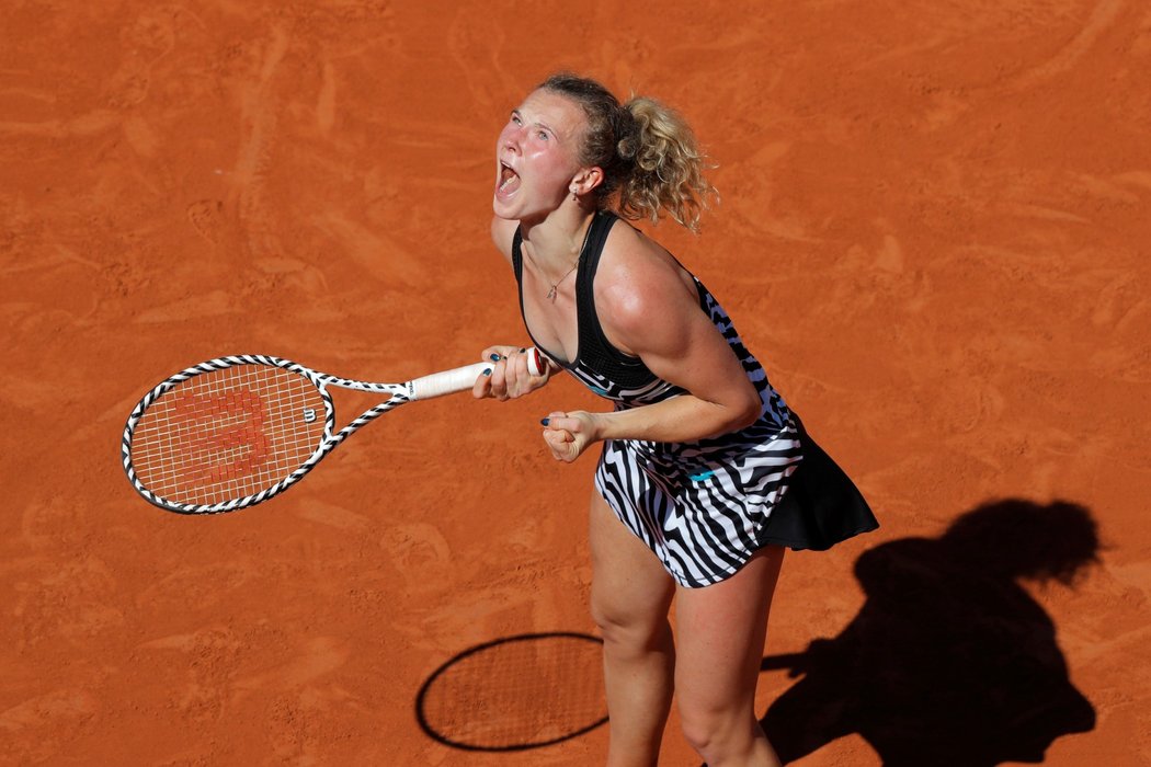 Česká tenistka Kateřina Siniaková slaví postup do dalšího kola French Open přes Naomi Ósakaovou