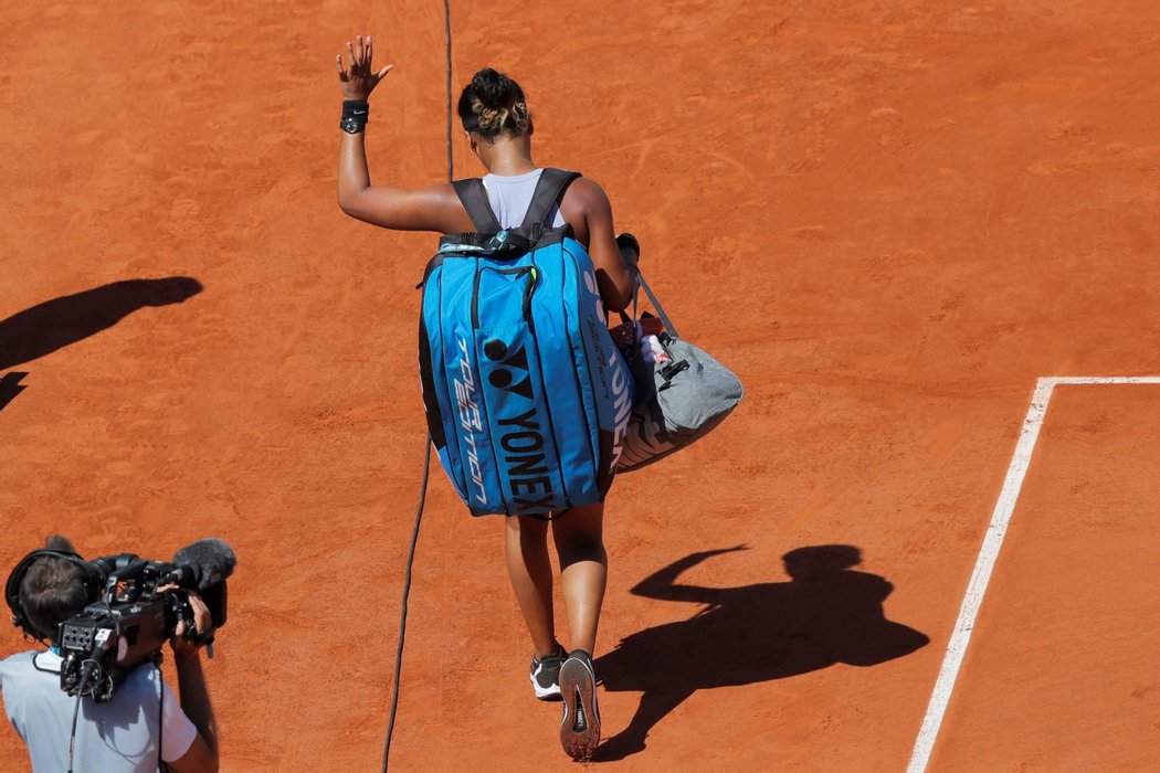 Tenisová jednička Naomi Ósakaová odchází z kurtu po vyřazení ve 3. kole French Open od Kateřiny Siniakové