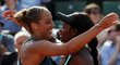 Americké tenistky Madison Keysová (vlevo) se zdraví s krajankou Sloane Stephensovou po skončení semifinále French Open