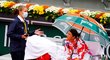 Finalistka US Open Victoria Azarenková se zase v neděli uprostřed zápasu sebrala a odkráčela z kurtu, než aby pod deštníkem mrzla a čekala, až zeslábne déšť