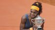 Serena Williamsová s pohárem pro vítězku Roland Garros