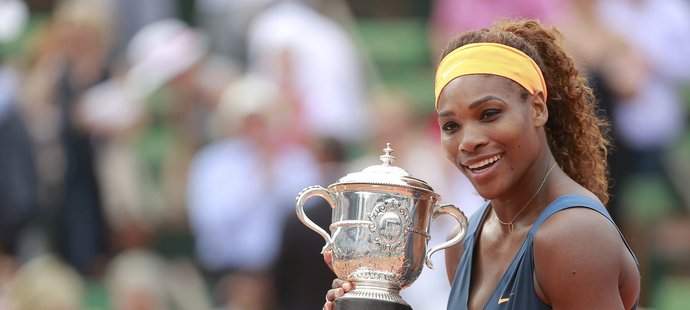 Serena Williamsová vyhrála Roland Garros po 11 letech, což je nejdelší mezera mezi grandslamovými triumfy v Open éře