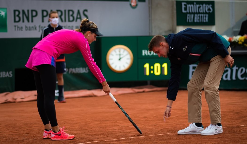 Tenistce Katarině Zavacké praskl výplet kvůli velké zimě na French Open hned na třech raketách