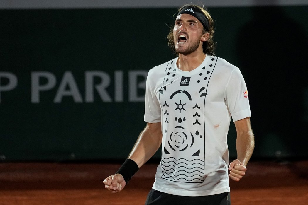 Stefanos Tsitsipas se raduje z vydřeného vítězství nad Zdeňkem Kolářem