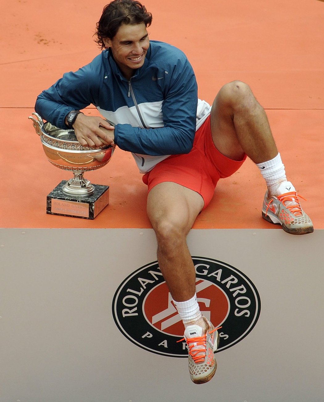 Skutečný šampion. Nadal s trofejí pro vítěze French Open