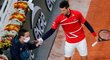 Novak Djokovič prožil na French Open nepříjemné déjá vu, když trefil míčkem rozhodčího do obličeje