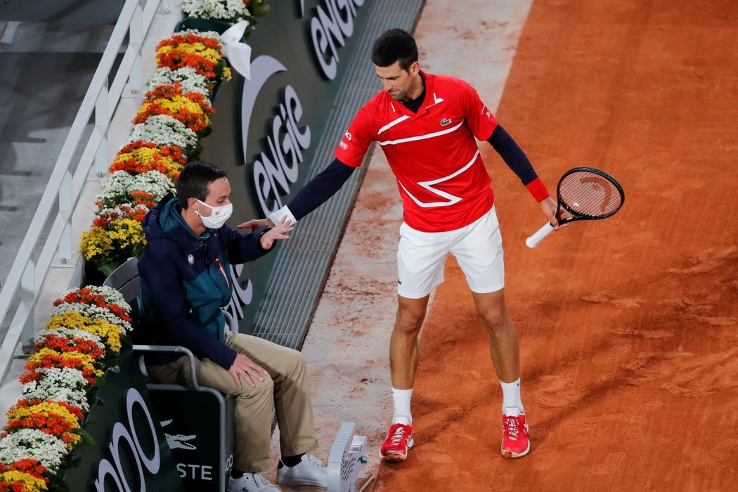 Novak Djokovič prožil na French Open nepříjemné déjá vu, když trefil míčkem rozhodčího do obličeje
