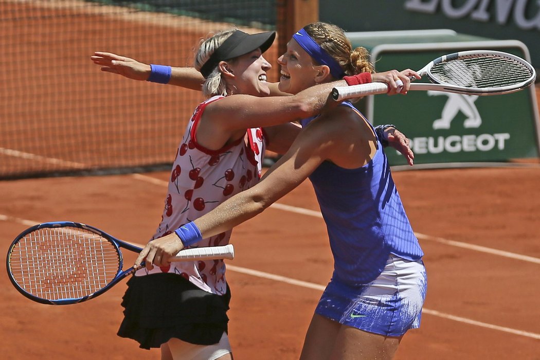 Vítězky French Open Bethanie Matteková-Sandsová a Lucie Šafářová