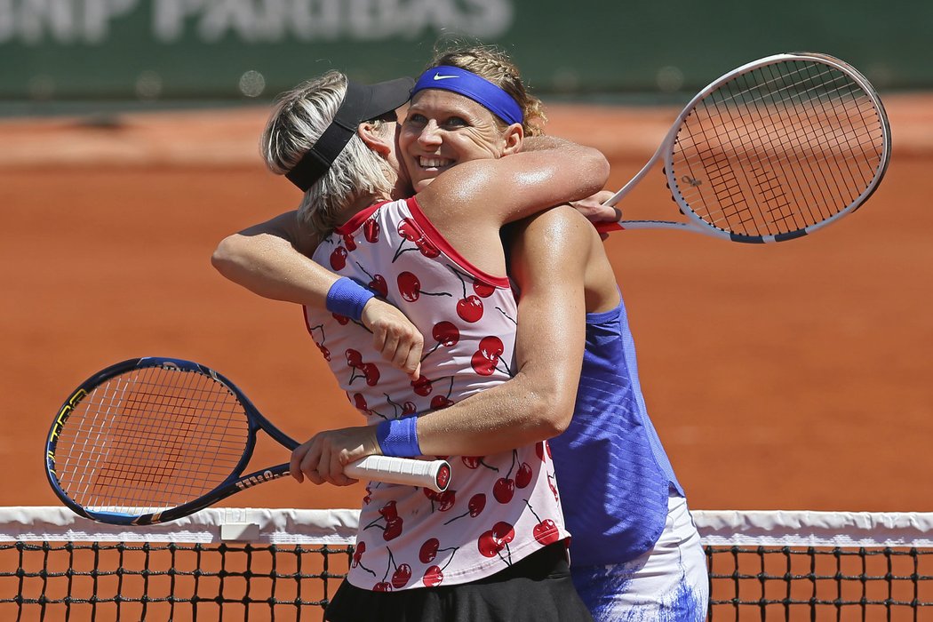 Vítězky French Open 2017 Bethanie Matteková-Sandsová a Lucie Šafářová