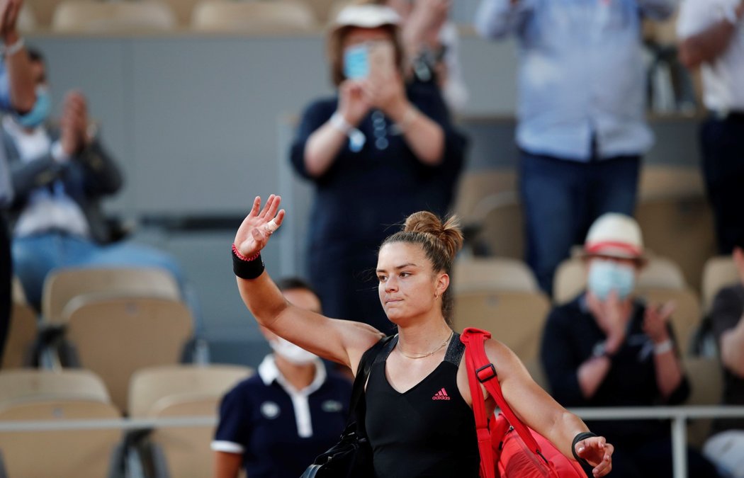 Smutnící řecká tenistka Maria Sakkariová po prohře v semifinále French Open s Barborou Krejčíkovou