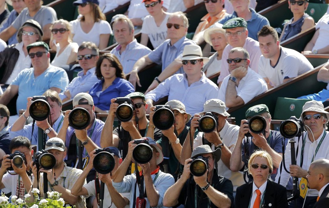 Fotografové během finále French Open mezi Marií Šarapovovou a Simonou Halepovou. Jejich objektivy mohly zaznamenat páté grandslamové vítězství ruské tenistky!