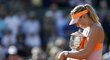 Jen můj... Maria Šarapovová s pohárem pro vítězku French Open