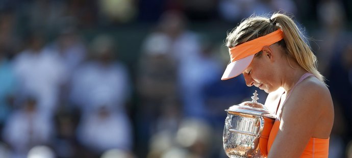 Jen můj... Maria Šarapovová s pohárem pro vítězku French Open