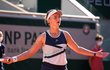 Barbora Krejčíková se diví během semifinále French Open