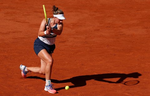 Barbora Krejčíková odehrává míček v životním semifinále French Open