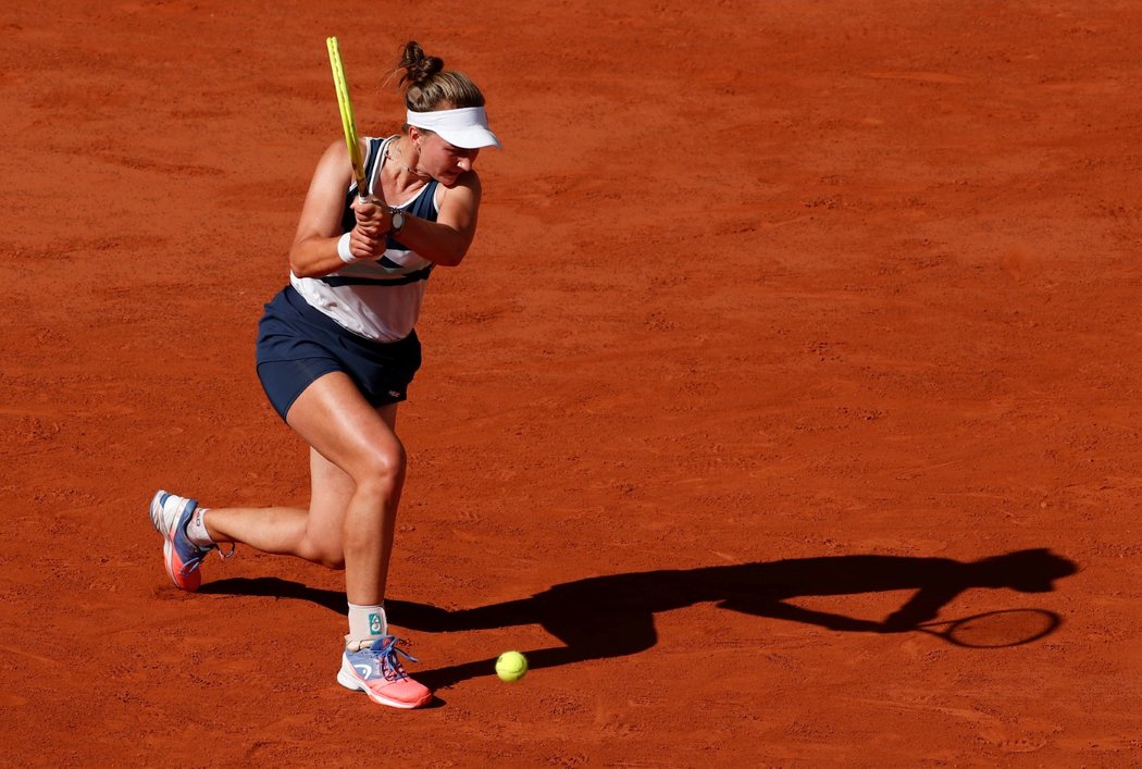 Barbora Krejčíková odehrává míček v životním semifinále French Open