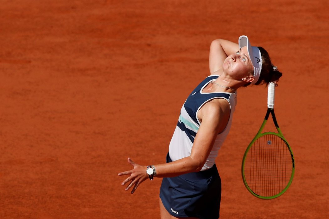 Česká tenistka Barbora Krejčíková podává v semifinále French Open