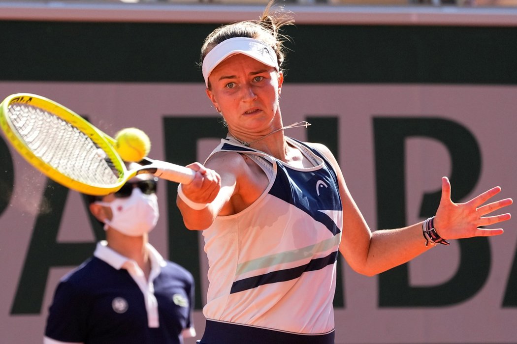 Barbora Krejčíková v utkání semifinále French Open proti Marii Sakkariové