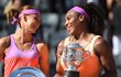 Lucie Šafářová a Serena Williamsová po finále French Open 2015