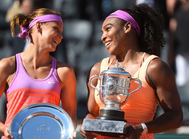 Lucie Šafářová a Serena Williamsová po finále French Open 2015 Lucie Šafářová a Serena Williamsová po finále French Open 2015