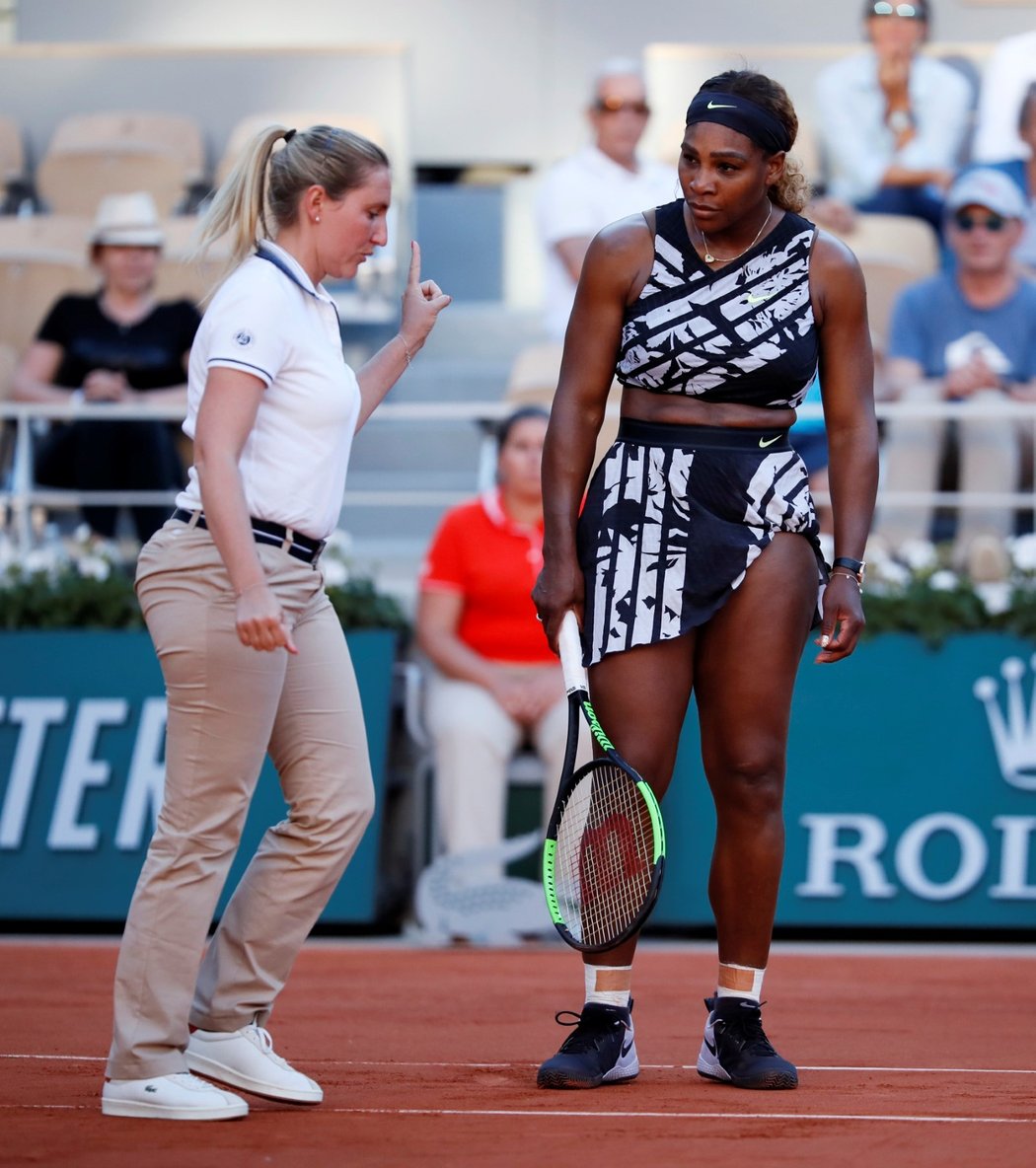 Serena Williamsová debatuje s umpirovou rozhodčí během utkání na antukovém French Open