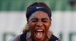 Naštvaná Serena Williamsová po pokaženém míči během antukového French Open
