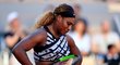 Zaklamaná Serena Williamsová při zápase na antukovém French Open