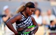 Zaklamaná Serena Williamsová při zápase na antukovém French Open