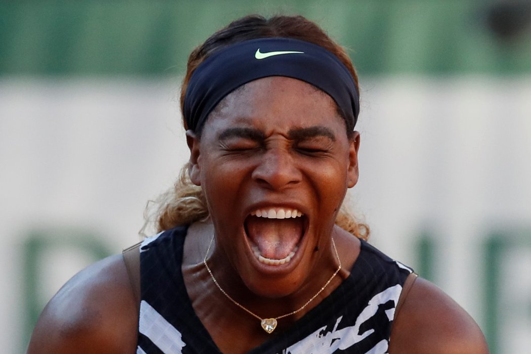 Naštvaná Serena Williamsová po pokaženém míči během antukového French Open