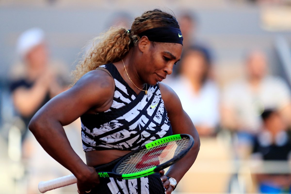Zaklamaná Serena Williamsová při zápase na antukovém French Open