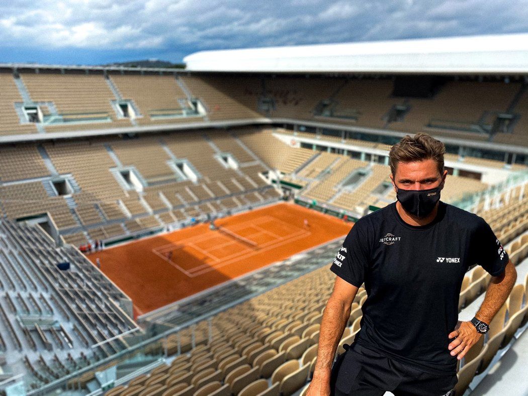 Stan Wawrinka pózuje na centrálním dvorci před French Open