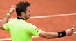 Stan Wawrinka se natáčí s fanoušky na French Open po výhře nad Victorem Troickým