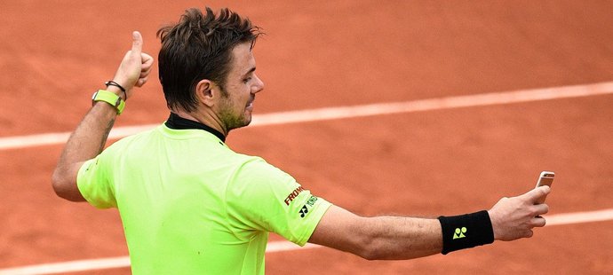 Stan Wawrinka se natáčí s fanoušky na French Open po výhře nad Victorem Troickým