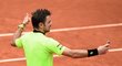 Stan Wawrinka se natáčí s fanoušky na French Open po výhře nad Victorem Troickým