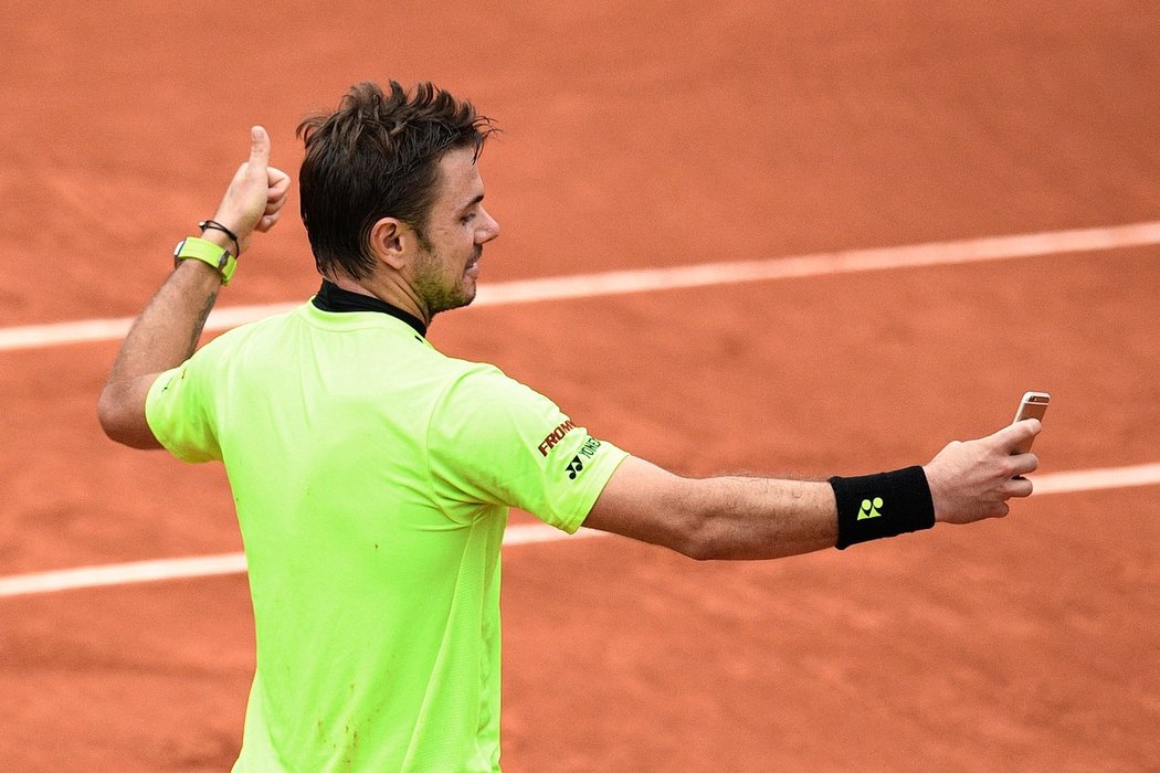 Stan Wawrinka se natáčí s fanoušky na French Open po výhře nad Victorem Troickým