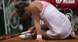 Česká tenistka Barbora Strýcová dřela na French Open, vyhrála i senzační výměnu vsedě, ale nakonec duel s Polkou Radwaňskou prohrála.