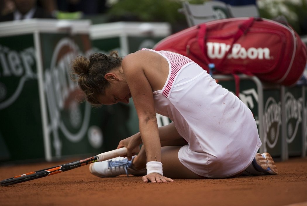 Česká tenistka Barbora Strýcová dřela na French Open, vyhrála i senzační výměnu vsedě, ale nakonec duel s Polkou Radwaňskou prohrála.