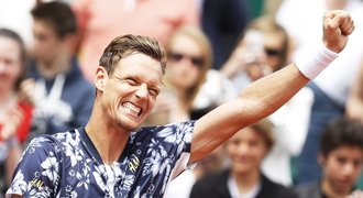 Berdych smetl Isnera, ve čtvrtfinále vyzve Gulbise, který srazil Federera