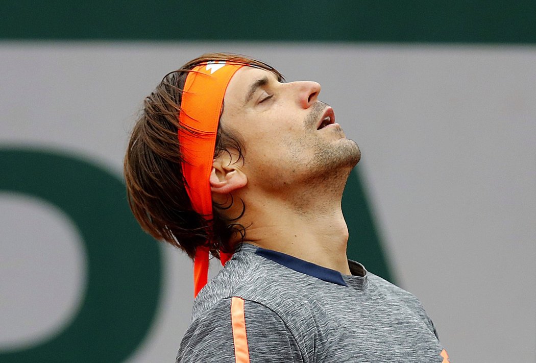 Španělský tenista David Ferrer po jednom ze zkažených míčů v zápase s Tomášem Berdychem