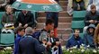 Tomáš Berdych schovaný pod deštníkem odchází z kurtu poté, co z osmifinále s Davidem Ferrerem odehrál jen tři gamy